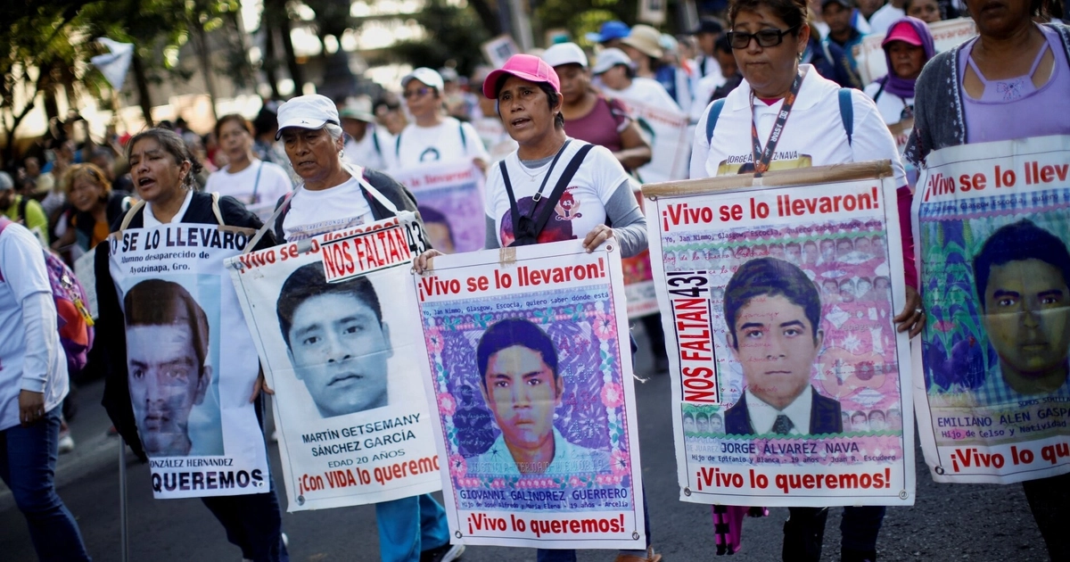 Padres y madres de los 43 estudiantes desaparecidos de la Escuela Normal Rural “Raúl Isidro Burgos”. (REUTERS/Raquel Cunha)