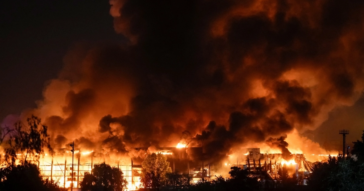 El edificio de un almacén de supermercado arde tras un ataque con misiles rusos, en medio de la ofensiva de Rusia contra Ucrania, en Kiev (Ucrania), el 5 de agosto de 2026 (REUTERS/Gleb Garanich)