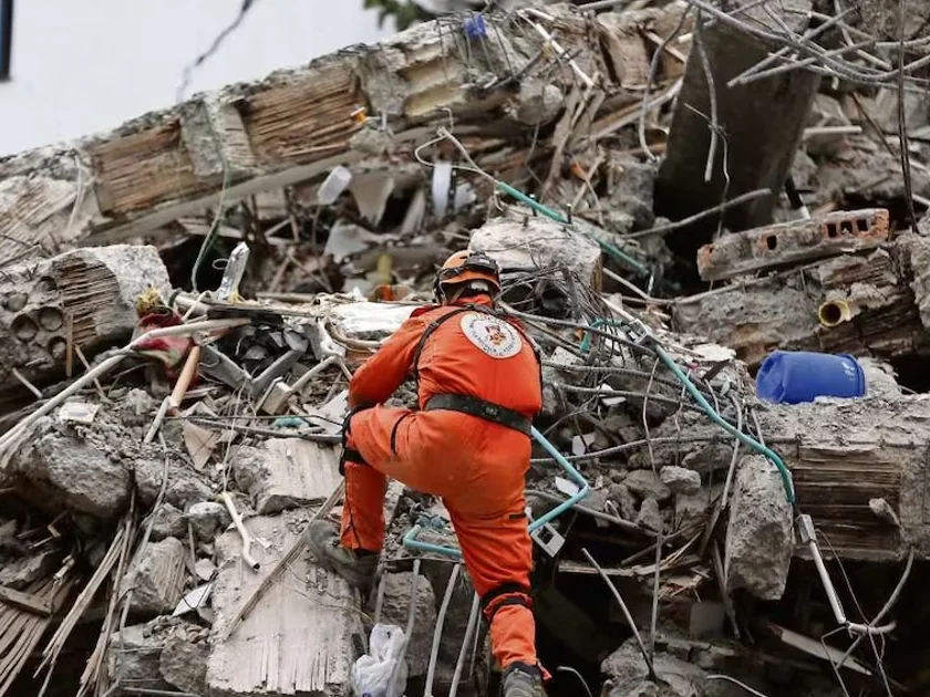 Un integrante de la brigada mexicana de socorristas Los Topos, en una jornada de búsqueda y rescate en Cali. Foto: Ernesto Guzmán/EFE