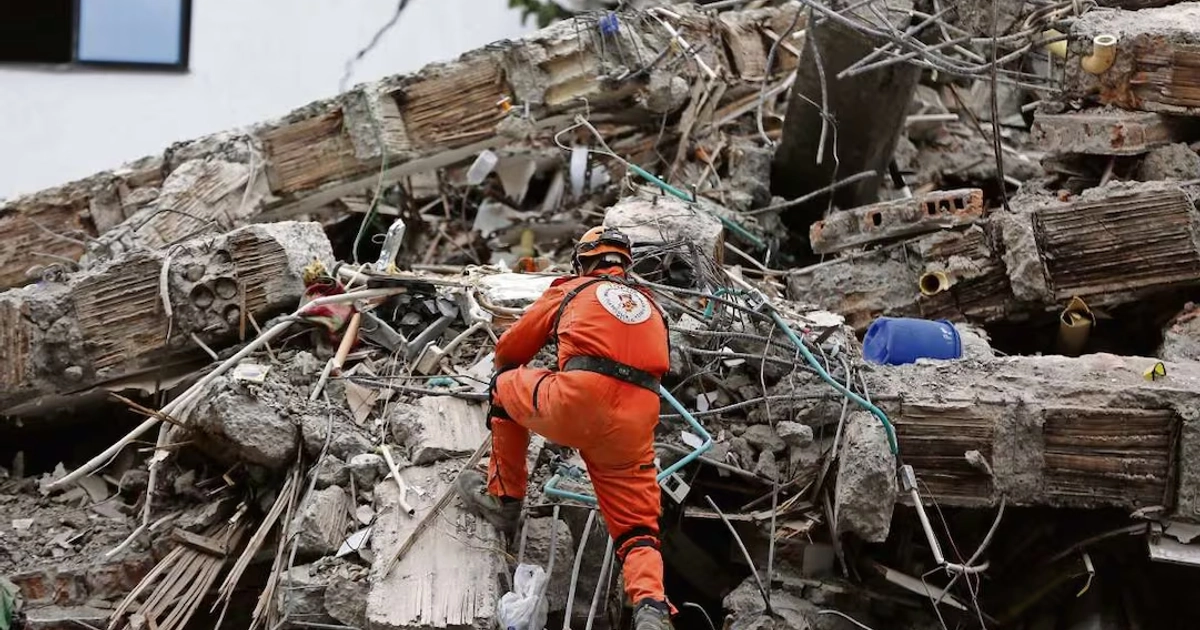 Un integrante de la brigada mexicana de socorristas Los Topos, en una jornada de búsqueda y rescate en Cali. Foto: Ernesto Guzmán/EFE