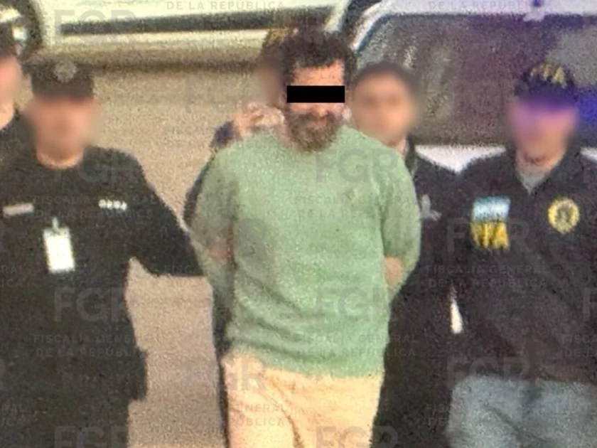 La tarde del 20 de agosto Fernando Farías Laguna abordó bajo resguardo de autoridades mexicanas un jet de la Semar para arribar a territorio mexicano tras ser detenido en Argentina. Crédito: FGR