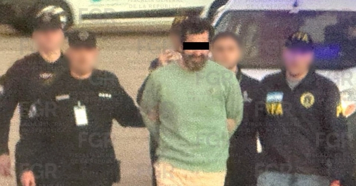 21/08/2026 El contralmirante mexicano Fernando Farías Laguna, identificado por las autoridades mexicanas como líder de una red de contrabando de combustible, es trasladado a México desde Argentina, donde permanecía detenido desde el 23 de abril de 2026. La Fiscalía General de la República mexicana (FGR) ha anunciado este jueves el traslado a territorio nacional desde Argentina del contralmirante de la Marina mexicana Fernando Farías Laguna por su presunto vínculo con “una compleja red criminal dedicada al contrabando, dispersión y distribución de combustible”, razón por la que había sido detenido por las autoridades argentinas a finales de abril. POLITICA CENTROAMÉRICA SUDAMÉRICA MÉXICO ARGENTINA LATINOAMÉRICA SUDAMÉRICA NORTEAMÉRICA INTERNACIONAL FISCALÍA GENERAL DE MÉXICO 