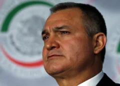 Jefe de la DEA afirma que EEUU continuará buscando activos de Genaro García Luna tras recuperación de 5.8 millones de dólares de México