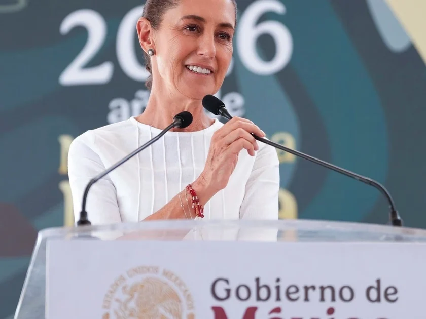 Claudia Sheinbaum durante una gira de trabajo, este domingo, en San Lorenzo Cacaotepec, Oaxaca.