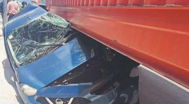 ¿Cómo sobrevivieron? Tráiler destroza automóvil con cuatro menores en la México-Toluca