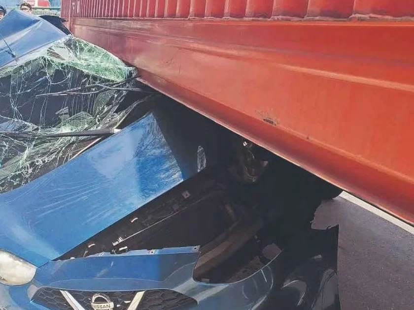 ¿Cómo sobrevivieron? Tráiler destroza automóvil con cuatro menores en la México-Toluca. Foto: (Especial)