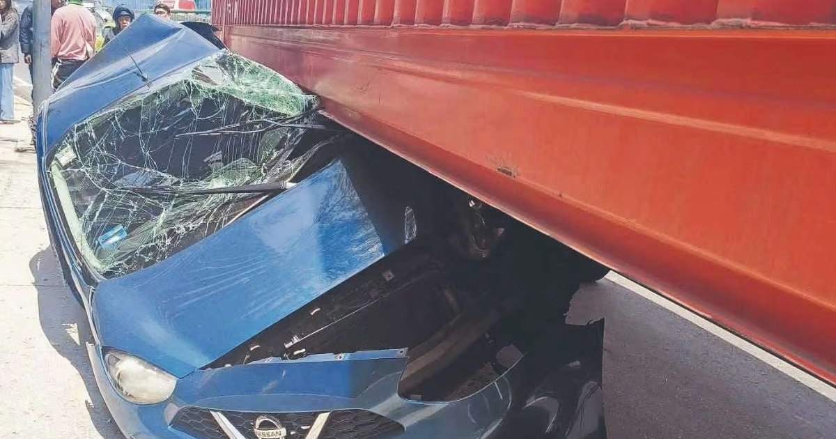 ¿Cómo sobrevivieron? Tráiler destroza automóvil con cuatro menores en la México-Toluca. Foto: (Especial)