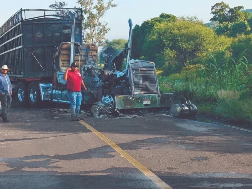 Autoridades reportaron bloqueos y quema de camiones de carga y tráileres en al menos 26 puntos carreteros de las regiones de Zamora, La Piedad, Zacapu, Pátzcuaro y Jiquilpan, en Michoacán, así como en La Barca y Ocotlán, en Jalisco. Foto: Paulina Valencia