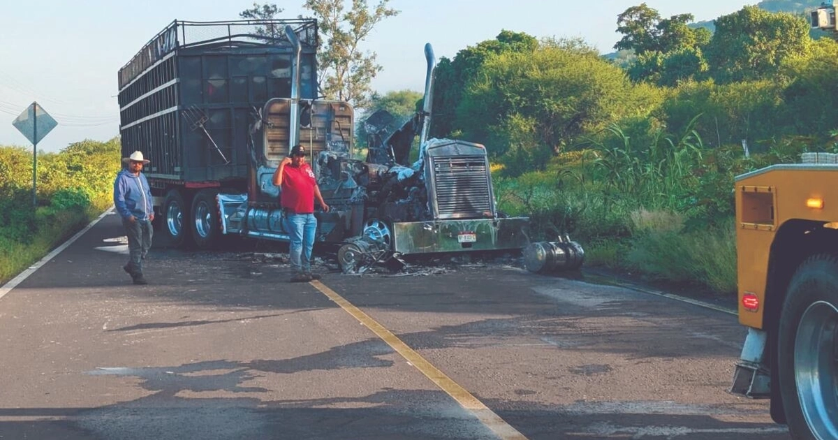 Autoridades reportaron bloqueos y quema de camiones de carga y tráileres en al menos 26 puntos carreteros de las regiones de Zamora, La Piedad, Zacapu, Pátzcuaro y Jiquilpan, en Michoacán, así como en La Barca y Ocotlán, en Jalisco. Foto: Paulina Valencia