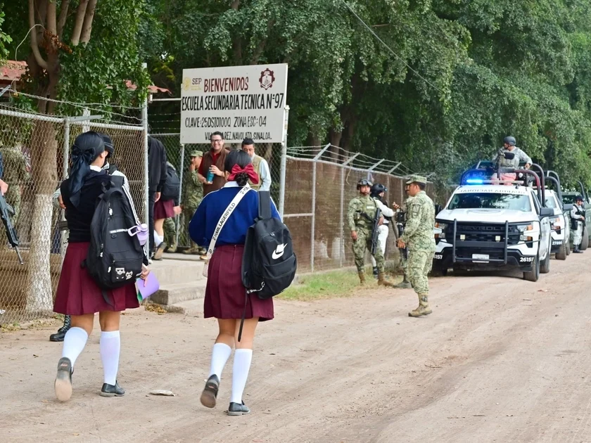 La vigilancia se reforzó en Culiacán después de que durante la noche del domingo desconocidos dejaran una corona fúnebre y realizaran una pinta intimidatoria en un colegio privado. (Crédito: Secretaría de Seguridad Pública de Sinaloa)