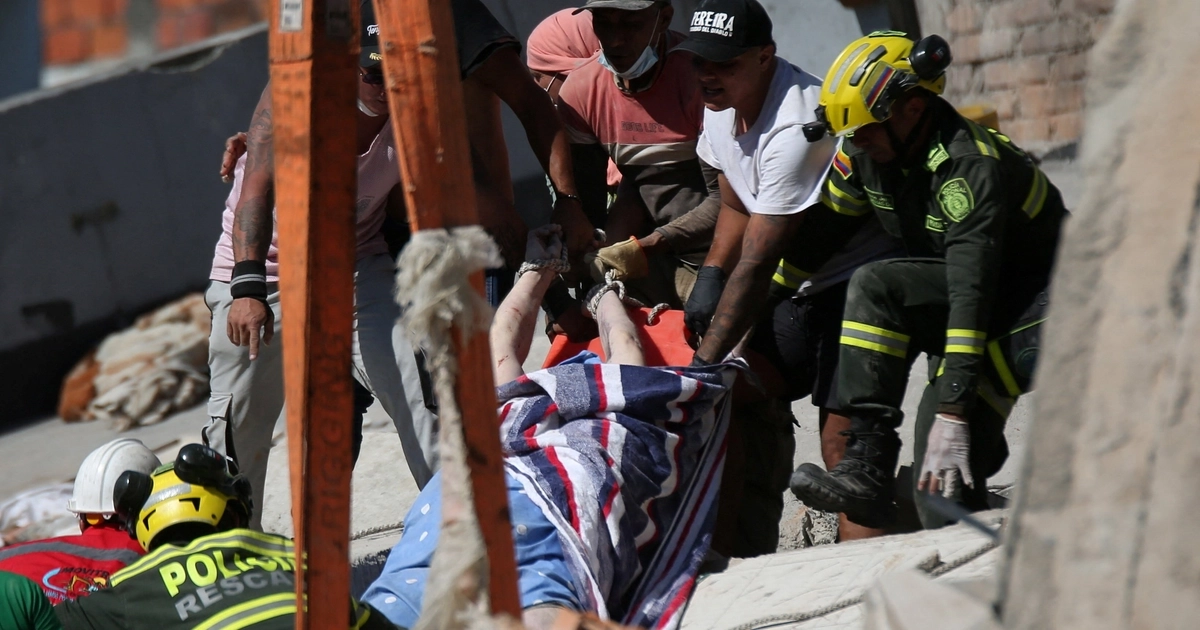 CONTENIDO SENSIBLE. ESTA IMAGEN PUEDE RESULTAR OFENSIVA O MOLESTA Los equipos de rescate recuperan el cadáver de una víctima de un edificio derrumbado tras un terremoto, en Pereira (Colombia), el 10 de agosto de 2026. REUTERS/Juan David Duque