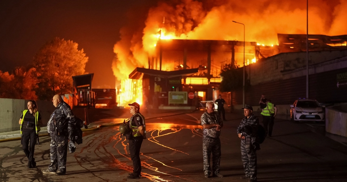Agentes de policía y un guardia de seguridad en el lugar donde se construye un almacén de supermercado alcanzado por un ataque con misiles rusos, en el marco de la ofensiva de Rusia contra Ucrania, en Kiev (Ucrania), el 5 de agosto de 2026 (REUTERS/Gleb Garanich)
