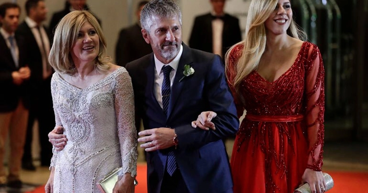 Jorge Messi abraza a su esposa, Celia Cuccittini durante la ceremonia de casamiento de su hijo Lionel con Antonela Roccuzzo (AP Photo/Victor R. Caivano)