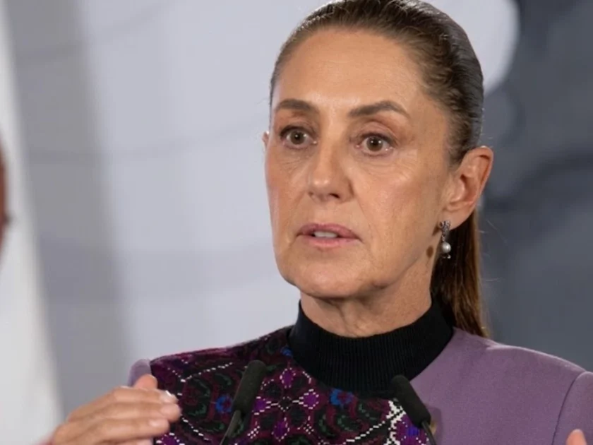 Claudia Sheinbaum encabeza la conferencia de prensa matutina conocida como La Mañanera en la sede del Gobierno de México. (Youtube (Imagen intervenida con Gemini IA para mejorar la calidad de la imagen)
