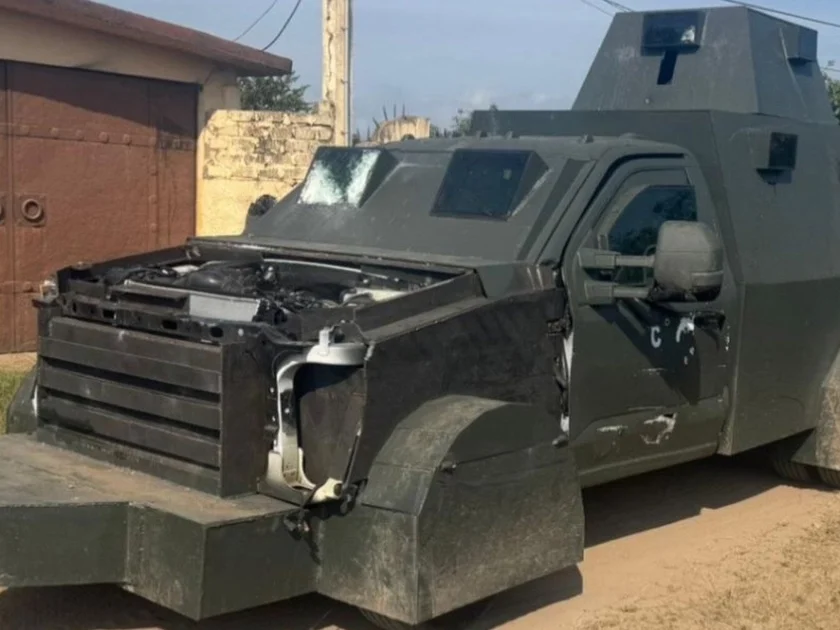 Vehículo con blindaje casero decomisado por elementos federales en Escuinapa. Crédito: X - @sspsinaloa1