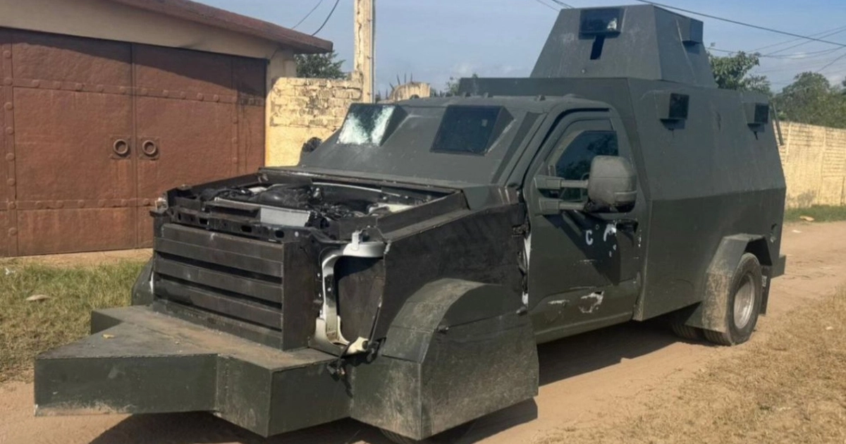Vehículo con blindaje casero decomisado por elementos federales en Escuinapa. Crédito: X - @sspsinaloa1
