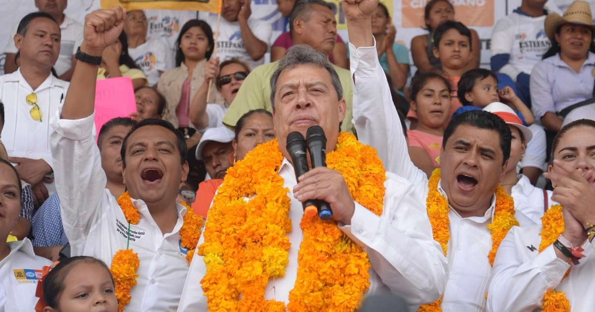 CHILPANCINGO, GUERRERO, 29ABRIL2018.- El ex gobernador Ángel Aguirre Rivero reapareció en un mitin del PRD para apoyar a los candidatos Luis Estephano Cervantes García y Toño Gaspar. FOTO: CUARTOSCURO