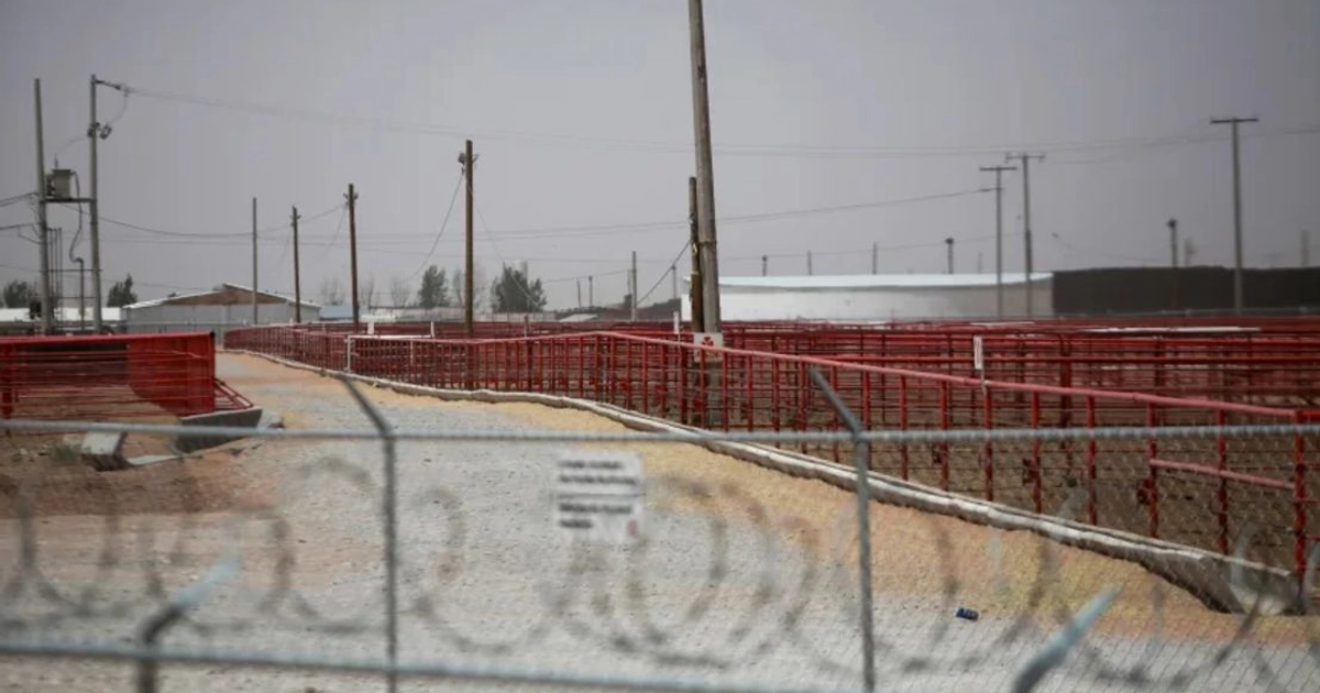 Vista de las zonas de ganado vacías en la frontera entre Estados Unidos y México en Ciudad Juárez, luego de que Estados Unidos cerrara su frontera a la importación de ganado vivo desde México debido a la detección de gusanos barrenadores, una amenaza parasitaria para el ganado en México, el 13 de mayo de 2025.