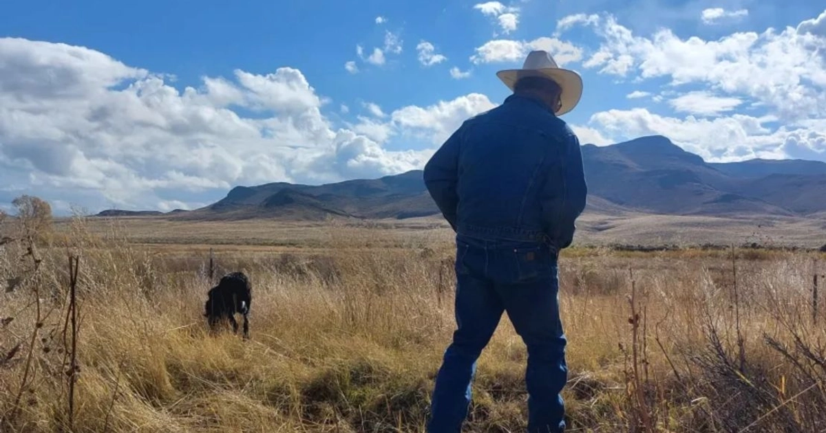Mestas con Miss Kitty, la border collie de la familia, en su rancho en el sur de Colorado.