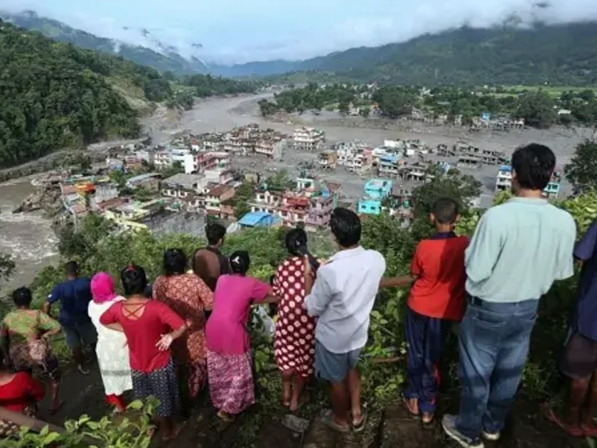 Las víctimas de las inundaciones observan desde lo alto de una colina cómo sus hogares permanecen sumergidos en Nuwakot (Nepal), el 27 de agosto de 2026, tras el desbordamiento de un lago glaciar en el Tíbet.