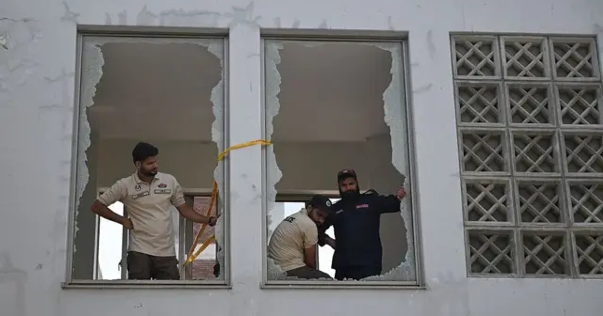cristales rotos en el hospital de pakistán afectado por el incendio