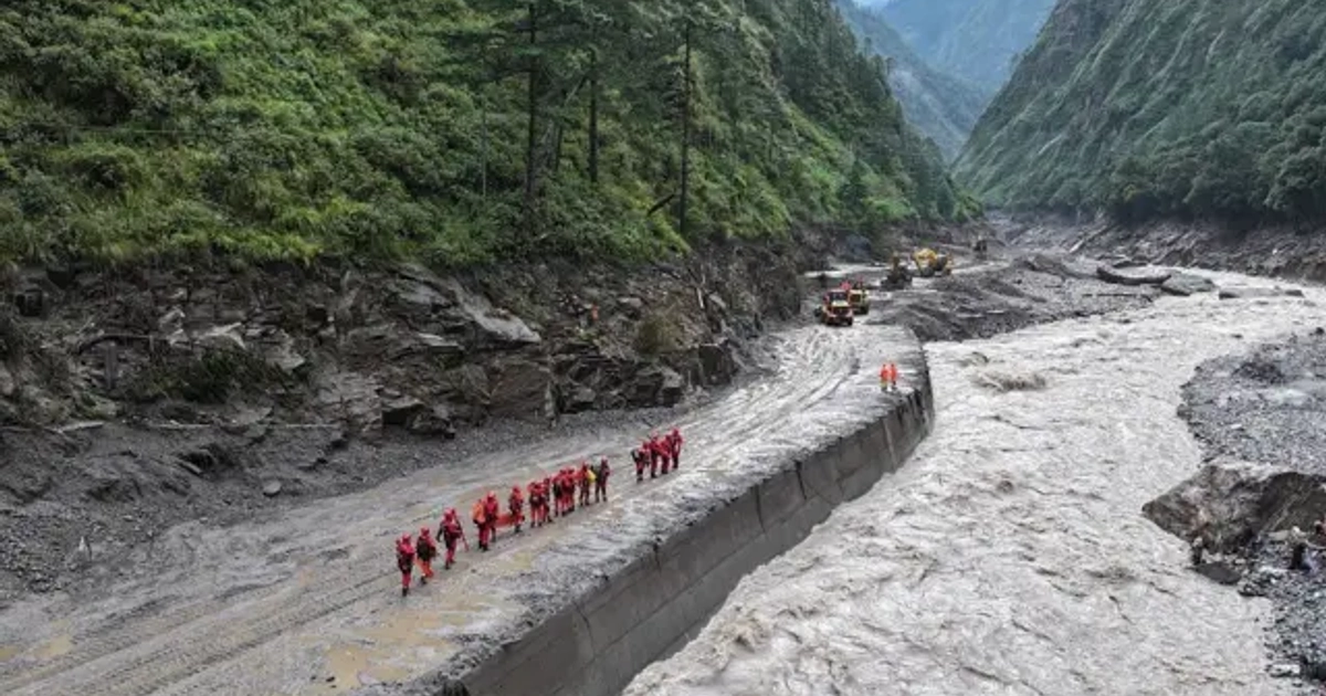 Equipos de rescate trabajan en Shigatse, Tíbet, tras las devastadoras inundaciones y deslizamientos de tierra.