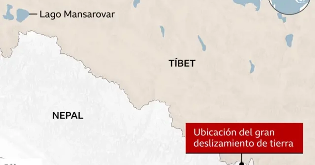 Mapa del centro de Nepal que muestra cuatro distritos afectados por las inundaciones: Gorkha, Rasuwa, Nuwakot y Dhading. Un marcador al norte de Rasuwa, al otro lado de la frontera en el Tíbet, indica el epicentro de un terremoto de magnitud 4,4. Katmandú aparece al sureste de la zona afectada. Un mapa insertado ubica la región dentro de Asia