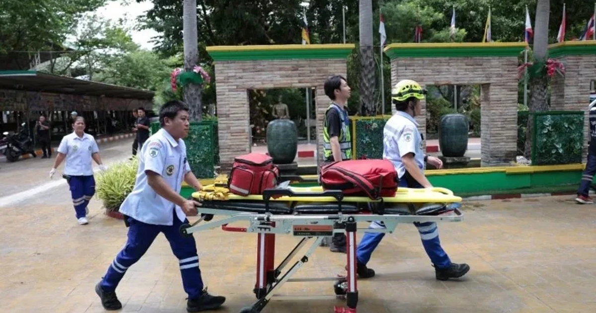 Personal de emergencia trabaja fuera de la escuela Debsirin Nonthaburi, en las afueras de Bangkok, Tailandia, 7 de agosto de 2026. - Chalinee Thirasupa/Reuters