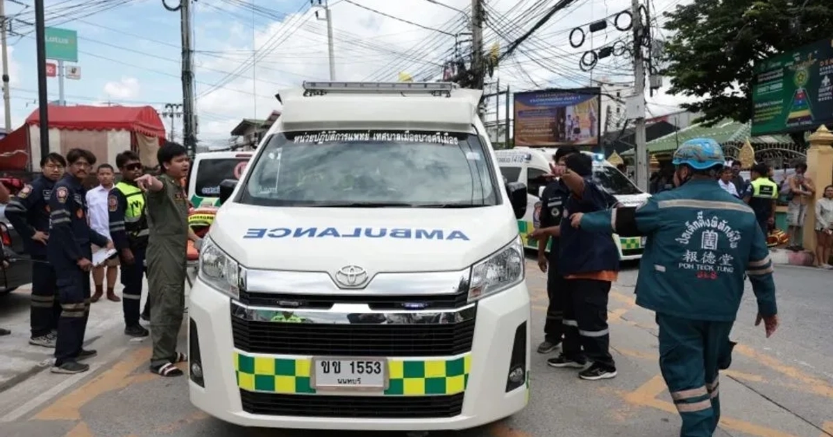 Trabajadores de emergencia están de pie cerca de una ambulancia fuera de la escuela Debsirin Nonthaburi, en las afueras de Bangkok, Tailandia, 7 de agosto de 2026. - Chalinee Thirasupa/Reuters