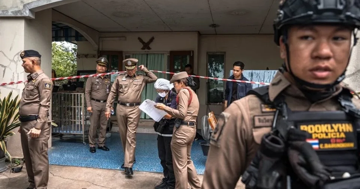 La Policía se reúne fuera de la casa donde se sospecha que un adolescente mató a sus abuelos antes de llevar a cabo un tiroteo escolar en Tailandia el 7 de agosto de 2026. - Chanakarn Laosarakham/AFP/Getty Images