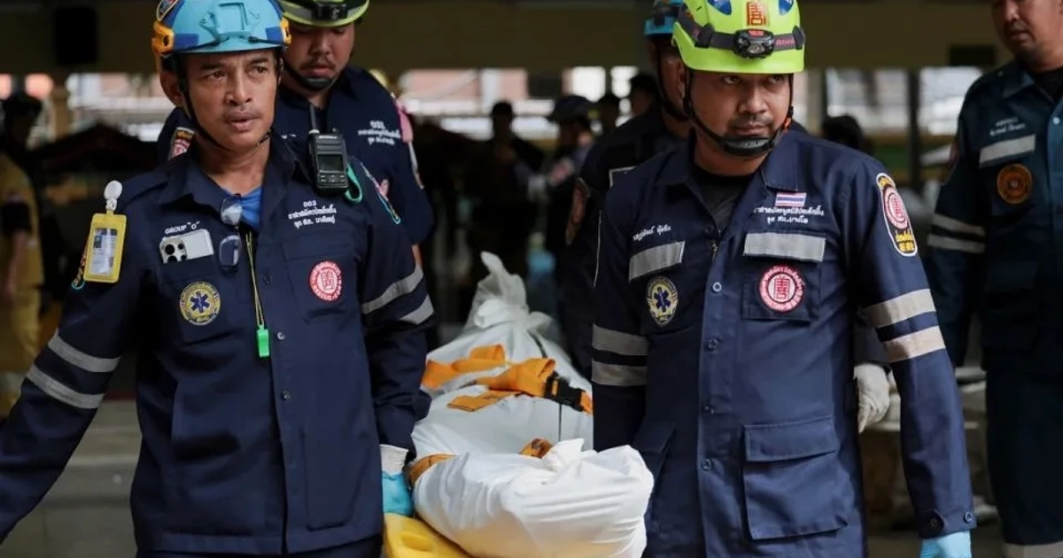 El personal de emergencia retira a los fallecidos en la escuela Debsirin Nonthaburi tras el tiroteo ocurrido el viernes 7 de agosto de 2026. - Chalinee Thirasupa/Reuters