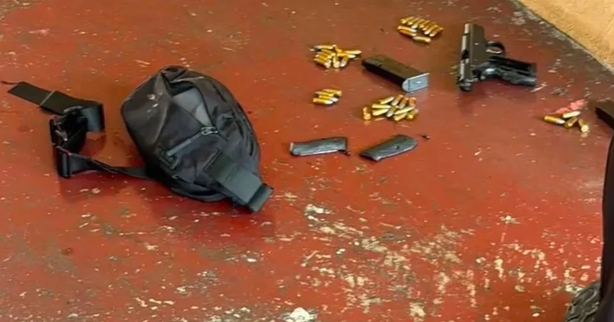 Esta foto, proporcionada por la Policía tailandesa, parece mostrar el arma del atacante dentro de la escuela Debsirin Nonthaburi. - Policía de Bangkok