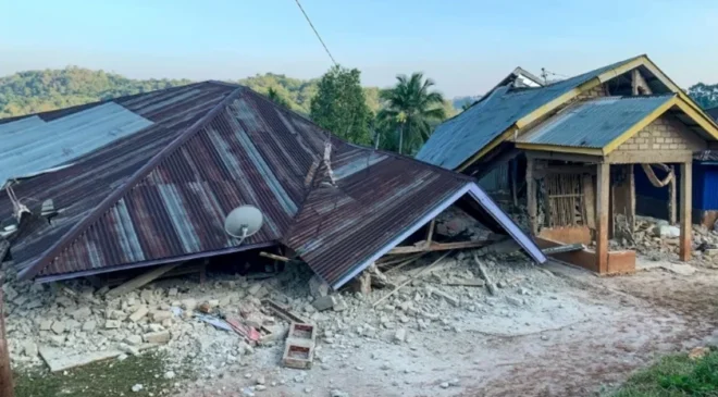 Al menos un muerto y evacuaciones masivas tras terremoto de magnitud 7,7 en Indonesia