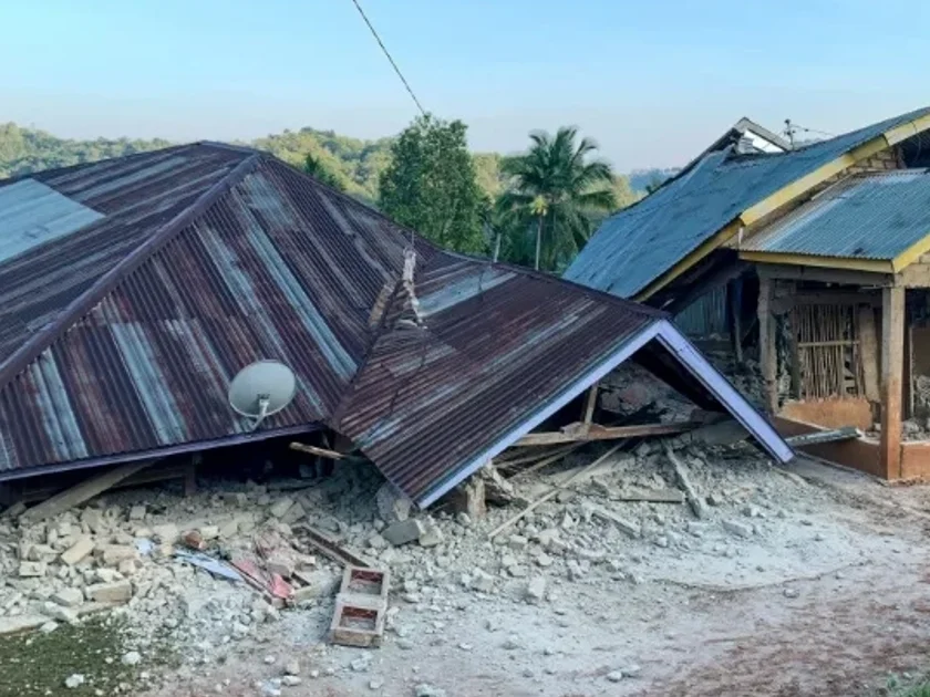 Se observan casas dañadas tras un terremoto de magnitud 7,7 en Ruteng, Manggarai, Nusa Tenggara Oriental, el 15 de agosto de 2026 (SELO)