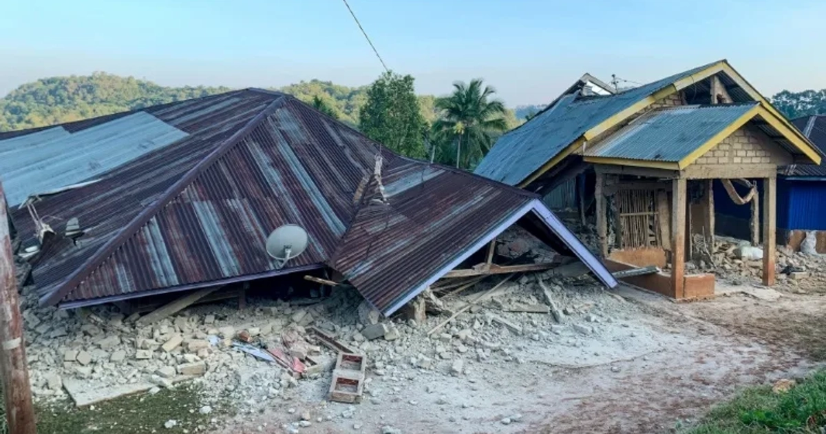 Se observan casas dañadas tras un terremoto de magnitud 7,7 en Ruteng, Manggarai, Nusa Tenggara Oriental, el 15 de agosto de 2026 (SELO)