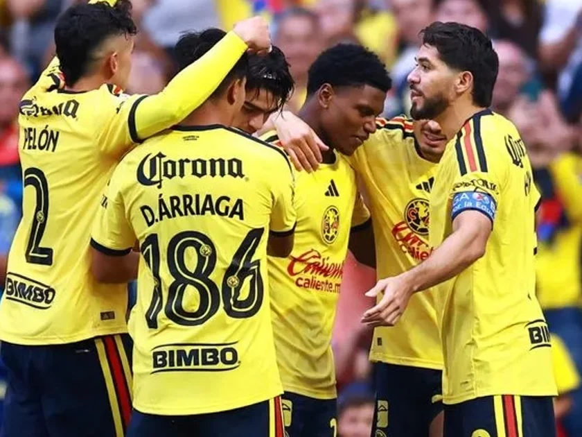 Foto de archivo de jugadores del América celebrando tras anotar un gol en partido del torneo mexicano. Estadio Azteca, Ciudad de México, México. 16 de agosto de 2026. REUTERS/Eloisa Sánchez