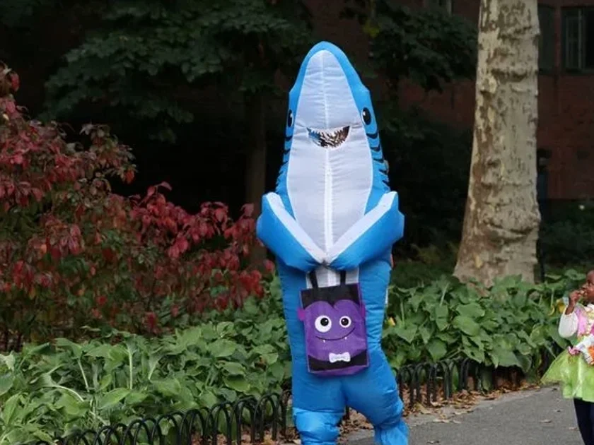 FOTO DE ARCHIVO. Unas personas disfrazadas de Baby Shark y de Campanilla pasean por Stuy Town el día de Halloween en Manhattan, Nueva York, EEUU, el 31 de octubre de 2022. REUTERS/Andrew Kelly