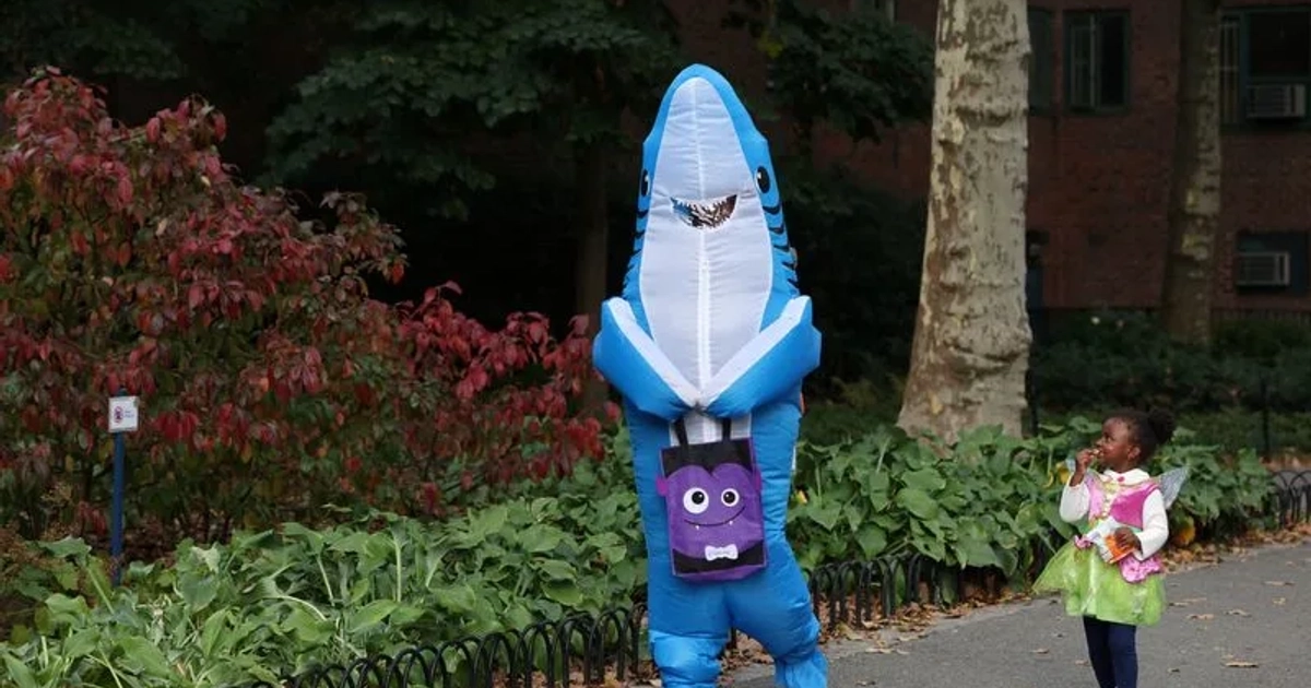 FOTO DE ARCHIVO. Unas personas disfrazadas de Baby Shark y de Campanilla pasean por Stuy Town el día de Halloween en Manhattan, Nueva York, EEUU, el 31 de octubre de 2022. REUTERS/Andrew Kelly