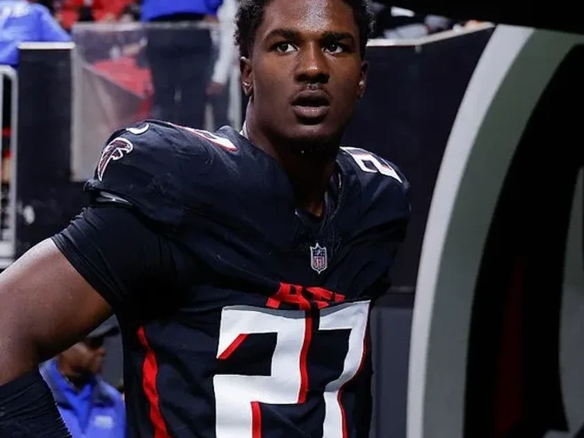 James Pearce Jr. terminó tercero en la carrera por el premio al Novato Defensivo del Año de la NFL 2025