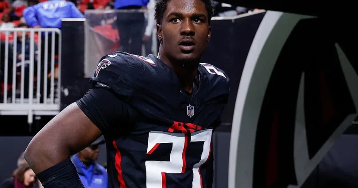 James Pearce Jr. terminó tercero en la carrera por el premio al Novato Defensivo del Año de la NFL 2025