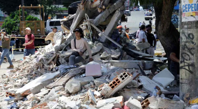 «Venimos desde abajo, nos toca levantarnos»; habitantes de Pereira buscan con sus propias manos a víctimas del terremoto