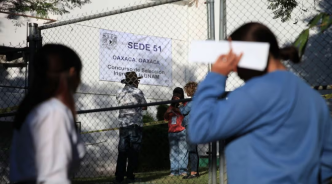 Por segundo día, aspirantes presentan examen de control presencial de la UNAM; llegan desde temprana hora al lugar sede en Oaxaca
