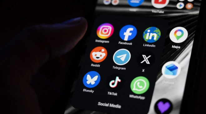 Máxima autoridad constitucional de Francia rechaza prohibición de redes sociales a menores de 15 años
