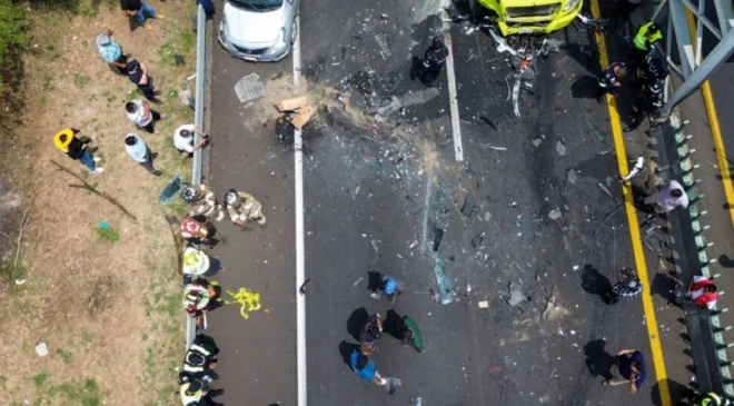 Autobús vuelca en la México-Pachuca; hay un muerto y decenas de lesionados