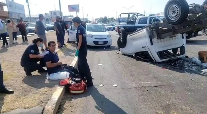 Tráiler se queda sin frenos y desata carambola: reportan 21 lesionados