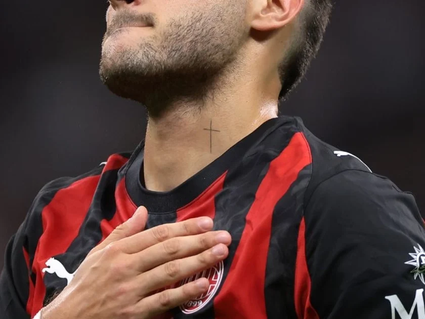 Santiago Gimenez con la camiseta del AC Milan