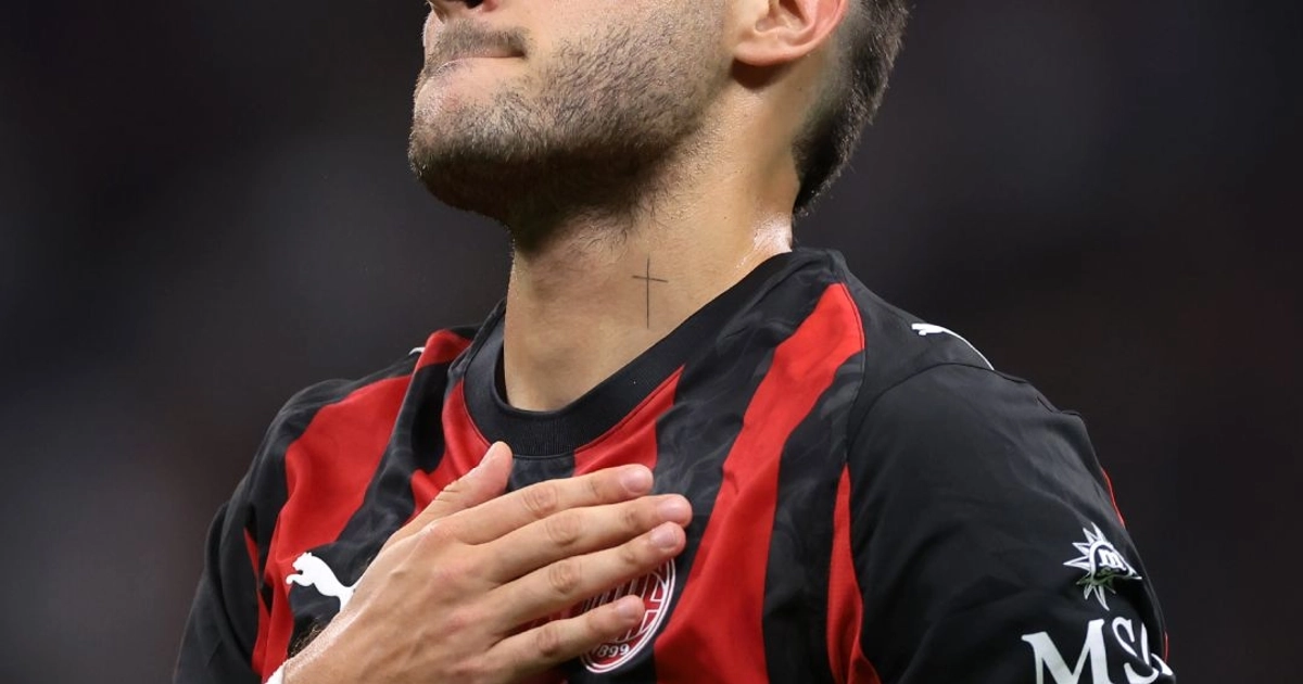 Santiago Gimenez con la camiseta del AC Milan