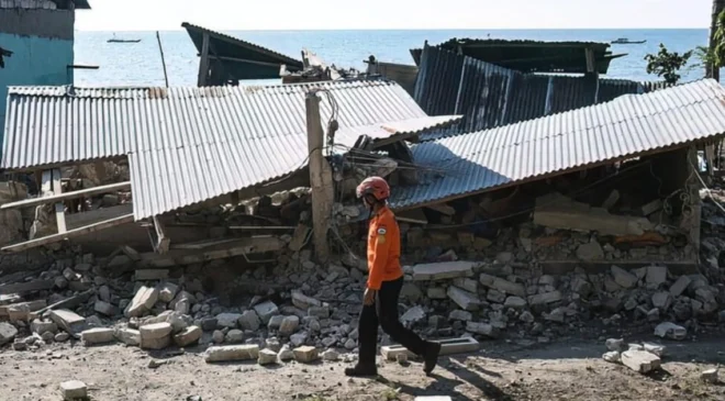 Mujer de 84 años sobrevive sepultada tras sismo de magnitud 7.7 en Indonesia