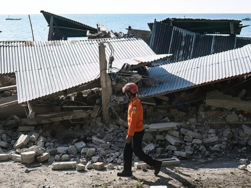 Mujer sobrevive bajo escombros tras sismo en Indonesia. Foto: AFP