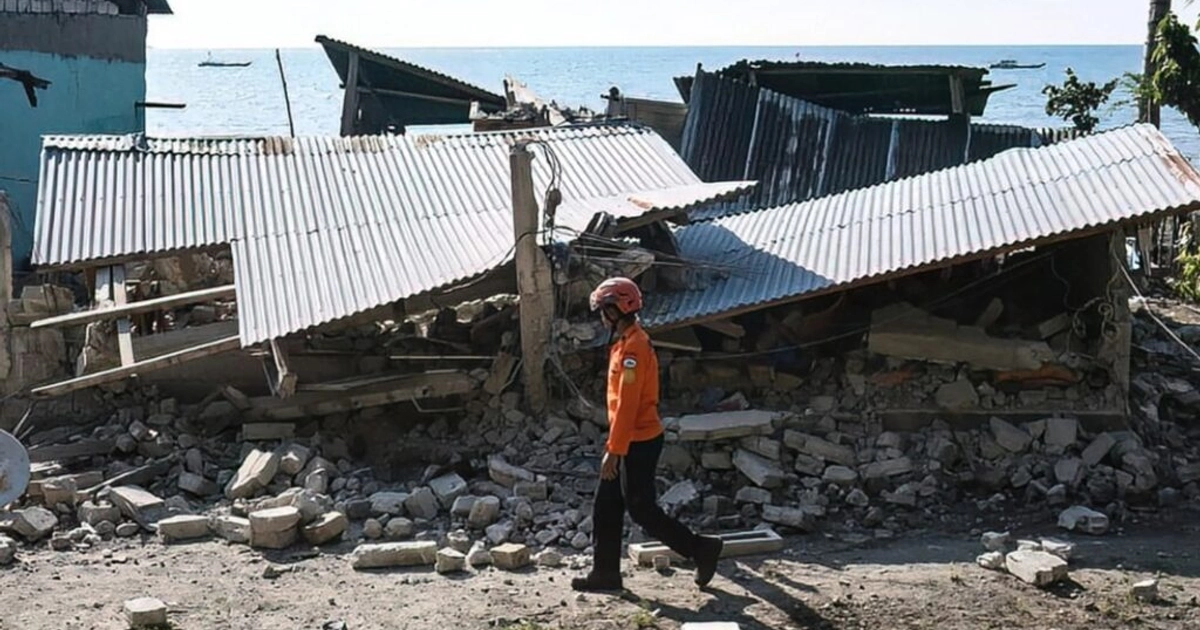 Mujer sobrevive bajo escombros tras sismo en Indonesia. Foto: AFP